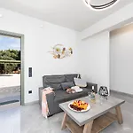 Tania Ena Villa *