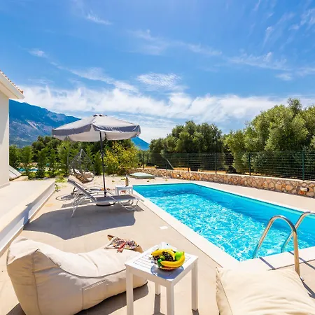 Tania Ena Villa Dhorizáta